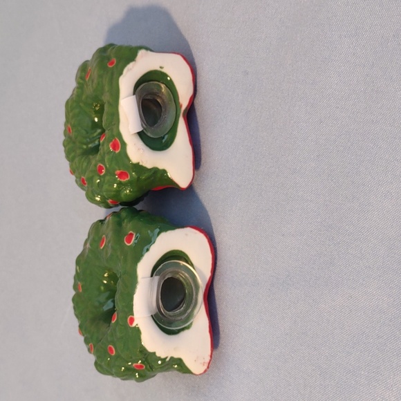 Sonoma Wreath Salt & Pepper Shakers - Picture 4 of 4